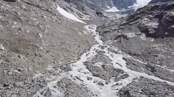 Droneflight Largo Arroyo Glaciar Los Alpes Suizos — Vídeos de Stock