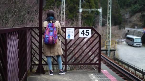 Ragazza Attesa Treno Alla Stazione Ferroviaria Giappone Vicino Kyoto — Video Stock