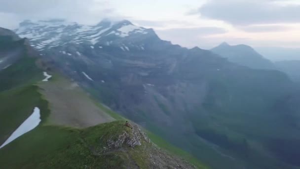 Draai Rond Een Persoon Een Bergkam Tijdens Zonsondergang — Stockvideo