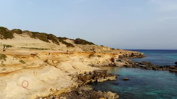 Turistas Sentados Rocha Calo Des Mort Penhasco Formentera Espanha Imagens — Vídeo de Stock
