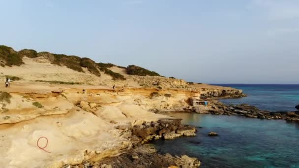 Turistas Sentados Roca Acantilado Del Calo Des Mort Formentera España — Vídeos de Stock