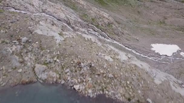 Flug Über Einen Bergsee Und Einen Wasserfall — Stockvideo