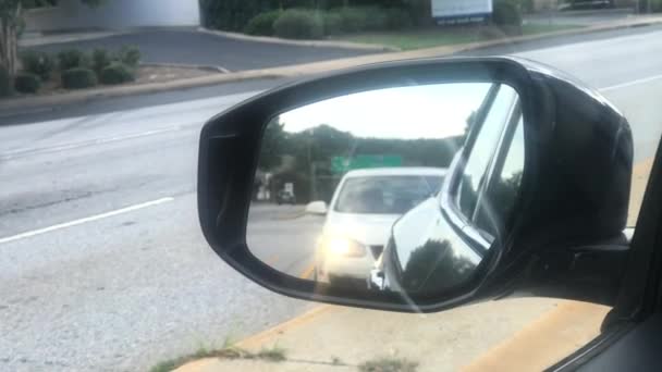 Глядя Боковое Зеркало Автомобиля Назад Машину Позади Меня — стоковое видео