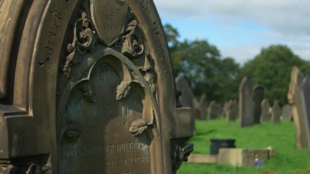 墓地の墓石の左側にパンニングショット — ストック動画