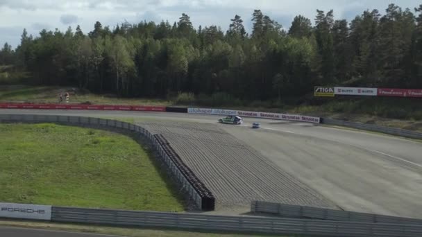 Grön Racing Touring Bil Ridning Längs Hörnet Med Acceleration — Stockvideo