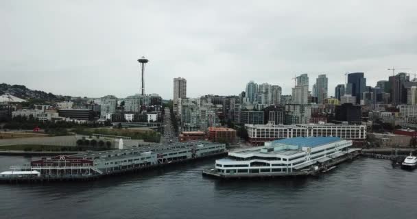 六月期间在西雅图的一个码头拍下了一些令人叹为观止的无人机视频 一定很喜欢城市无人机的镜头 — 图库视频影像