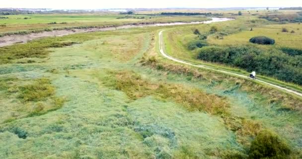 Riprese Aeree Ciclista Sentiero Vicino Alla Riva Uno Stretto Fiume — Video Stock