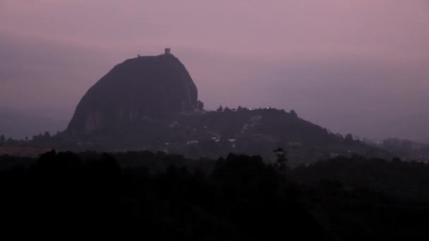 Batu Guatape Atau Piedra Del Penol Saat Matahari Terbenam Antioquia — Stok Video