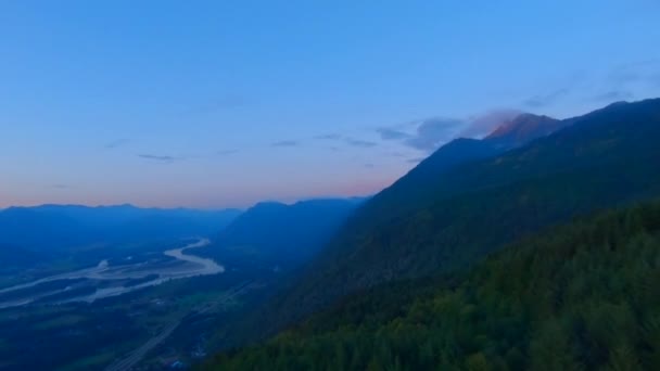 Der Dämmerung Über Einen Bewaldeten Berg Fliegen — Stockvideo