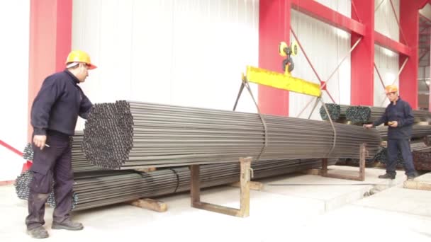 Trabalhadores Que Manipulam Uma Pilha Tubos Metal Armazém Fábrica — Vídeo de Stock