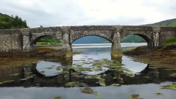 苏格兰 精英多南城堡和湖泊 空中低空飞行娃娃下石桥 — 图库视频影像