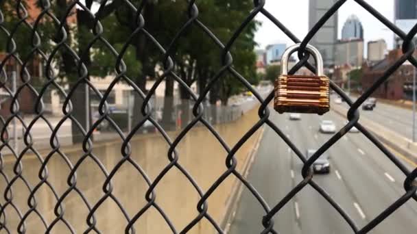 Γέφυρα Πάνω Από Την Εθνική Οδό Κλειδώστε Μια Γέφυρα — Αρχείο Βίντεο