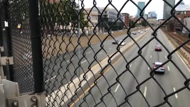 Autopista Boston Vista Desde Puente Través Una Valla Alambre Durante — Vídeos de Stock