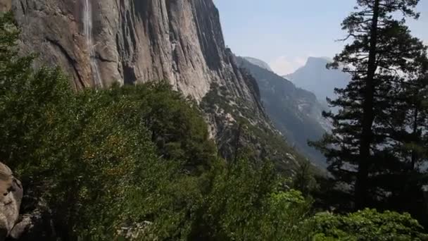 Pan Bis Den Yosemite Falls — Stockvideo