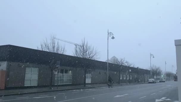 Bus Fiets Passeren Een Straat Sneeuwdag Dublin Ierland — Stockvideo
