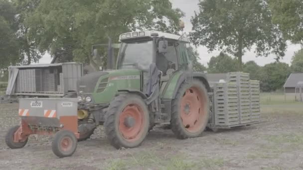 Çiftlik Arazisinde Traktör Gündüz Vakti — Stok video