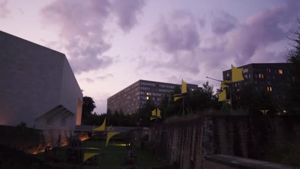 日落时分 欧洲基什堡卢森堡市Mudam国家博物馆入口的日落景观 背景为艺术设施 紫色天空 办公楼 — 图库视频影像