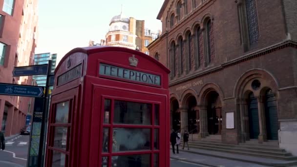 Cabina Telefónica Roja Histórica Londres Frente Capilla Westminster Con Letreros — Vídeos de Stock