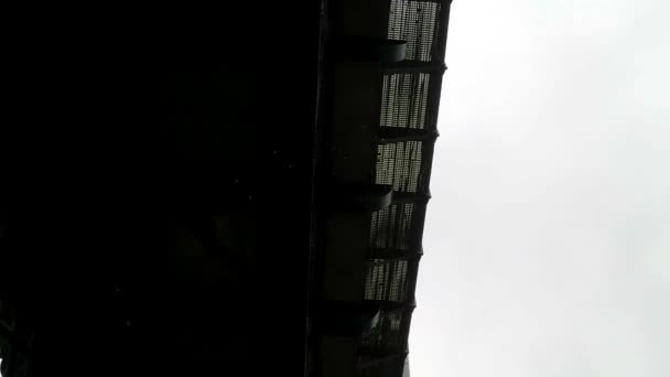 レール橋の下面の回転パンニングショット — ストック動画