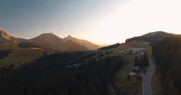 Légi Drónfelvétel Egy Gyönyörű Svájci Táj Hegyekben Utófényben — Stock videók