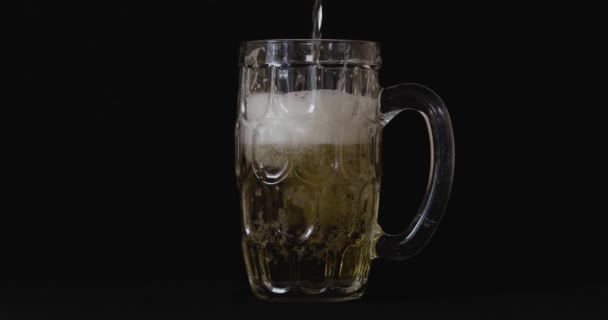 啤酒杯子里塞满了啤酒 慢下来 — 图库视频影像