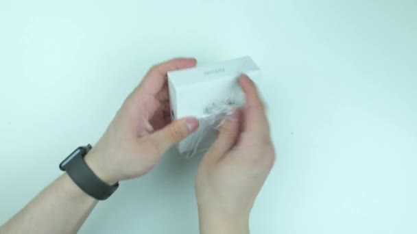 Guy Unboxing Apple Airpods Draadloze Bluetooth Hoofdtelefoon Van Verpakking — Stockvideo