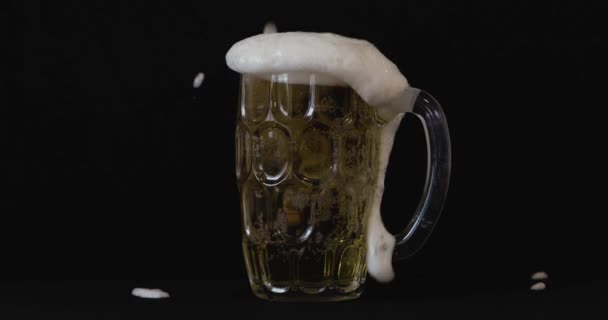 Cubo Ghiaccio Gettato Una Tazza Birra — Video Stock