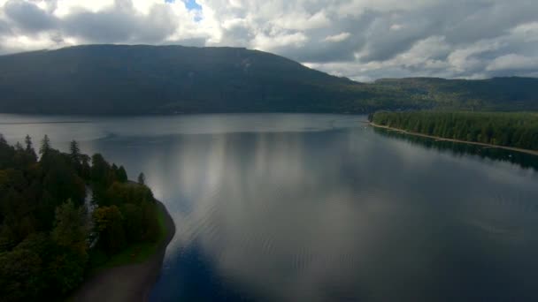 Arial Skjuten Över Vackra Cultus Lake Molnig Dag — Stockvideo