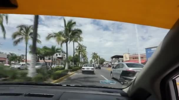 Widok Przodu Pasażera Taksówce Jadącej Przez Miasto Zachodniej Części Meksyku — Wideo stockowe
