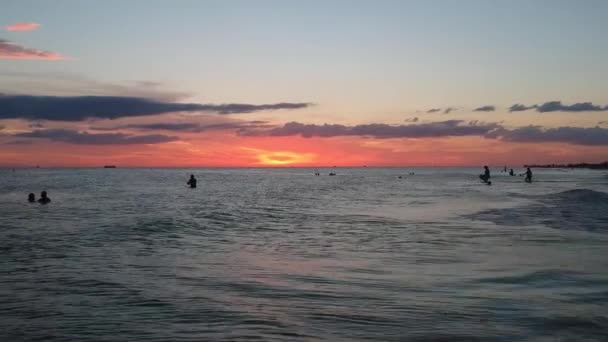 Puesta Sol Rosa Naranja Sobre Agua Cerca Las Olas — Vídeos de Stock