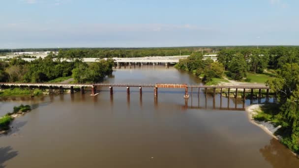 Repülő Drónfelvételek San Jacinto Folyón Áthaladva Egy Vasúti Trestle Hwy — Stock videók