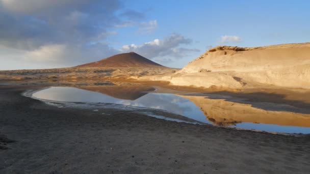 日出时一个古老的火山锥和天空在海水泻湖上的反射 — 图库视频影像