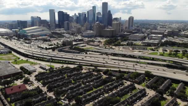 Flygfoto Houston Skyline Hwy Och Ett Tåg Spåret — Stockvideo