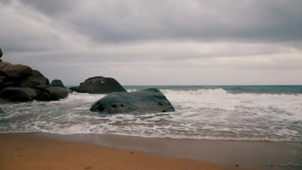 Νερό Πιτσιλίζει Στα Βράχια Μια Παραλία Μια Συννεφιασμένη Μέρα Γαλάζια — Αρχείο Βίντεο