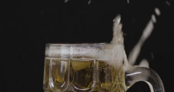 Cubo Gelo Cair Numa Caneca Cerveja Abrandado — Vídeo de Stock