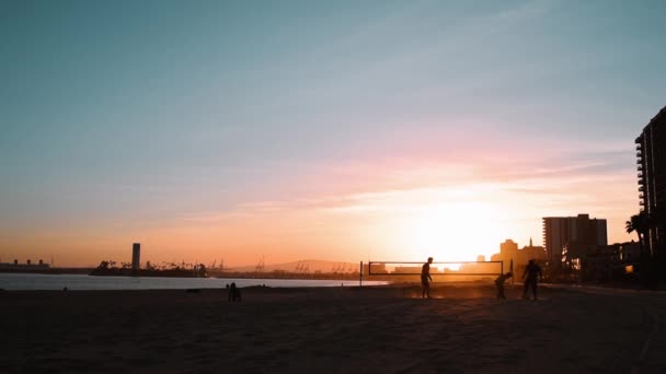 Kinderen Voetballen Het Strand Californië Als Zon Achter Hen Ondergaat — Stockvideo