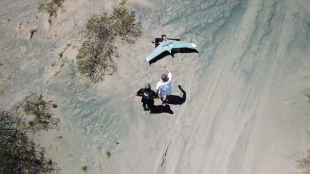 Vista Aérea Dois Homens Preparando Para Voo Drone Nos Desertos — Vídeo de Stock