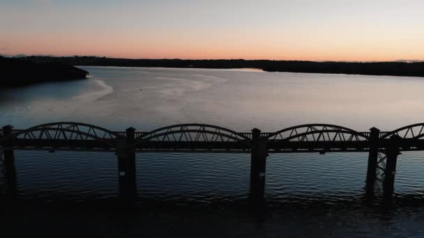 Lentamente Movendo Longo Uma Ponte Ferroviária Atravessando Parte Estuário Tamar — Vídeo de Stock