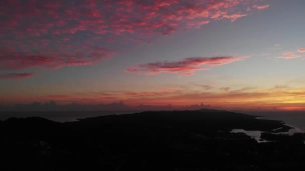 Kızıl Gökyüzünün Gökyüzü Karayip Adası Üzerinde Şafak Sökerken — Stok video