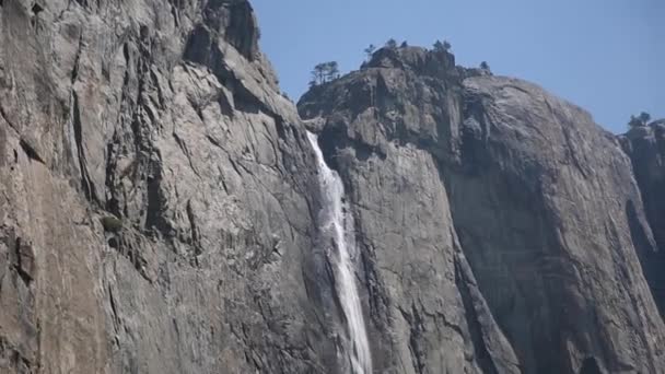 Pan Upp Till Toppen Yosemite Falls — Stockvideo