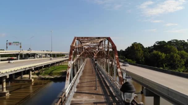 Drone Πλάνα Πάνω Από Bevil Jarrell Walking Bridge Και Hwy — Αρχείο Βίντεο