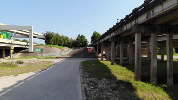 Imágenes Aviones Tripulados Volando Hacia Una Señal Stop Debajo Autopista — Vídeos de Stock