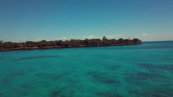 Imágenes Aéreas Sobre Aguas Turquesas Brillantes Con Una Pequeña Isla — Vídeo de stock