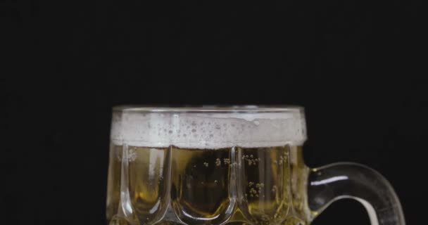 Cube Glace Déposé Dans Une Tasse Bière — Video