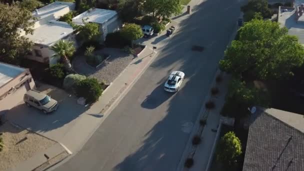 Flygfoto Mustang Kör Genom Förort Bostadsområde — Stockvideo