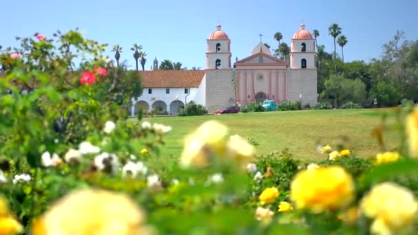 Kijkend Naar Santa Barbara Missie Een Zonnige Zomerdag Met Gele — Stockvideo