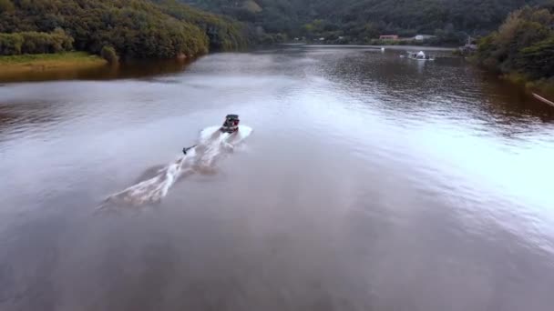 空中拍摄 从在水面上滑雪者开始 然后执行锯齿状动作 — 图库视频影像