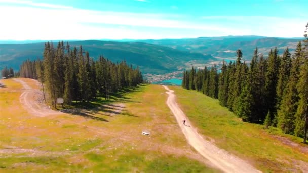 Aerial Dari Sebuah Pengendara Sepeda Gunung Menuruni Jalan Kerikil Pegunungan — Stok Video