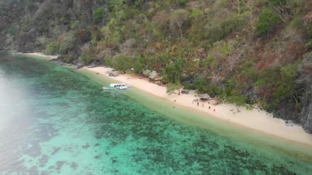 Drone Descendente Aéreo Disparado Direção Barco Paraw Uma Praia Secreta — Vídeo de Stock