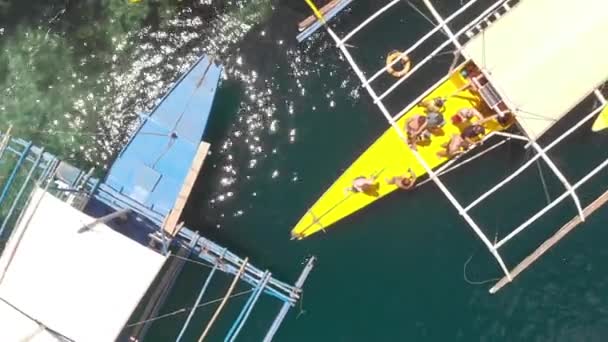 Luchtfoto Van Mensen Die Een Paraw Boot Staan Een Turquoise — Stockvideo